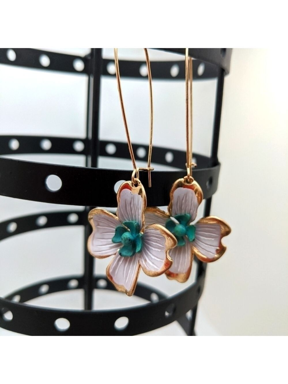 RLM SOHO 3D Floral Drop Earrings White Gold Patina Dangling - Picture 9 of 10